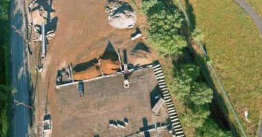 Hurda hurdalığında geri dönüşüm için toplanan bir parça olarak metal hurda