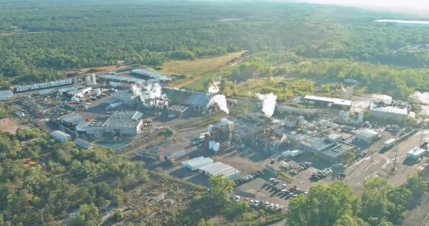 Flygfoto panoramautsikt över industrizonens kemiska fabriksproduktion — Stockvideo