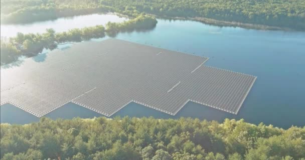 Energia ecologica rinnovabile di centrale solare galleggiano su stagno dell'acqua, l'energia elettrica. — Video Stock