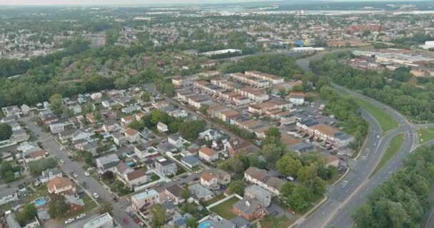 Top view home complex gebouw stedelijke levensstijl district landschap in Woodbridge stad New Jersey — Stockvideo