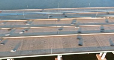 Trafiğin yoğun olduğu Raritan Nehri 'nin karşısındaki sudaki Alfred E. Driscoll Köprüsü yolunda trafik vardı.