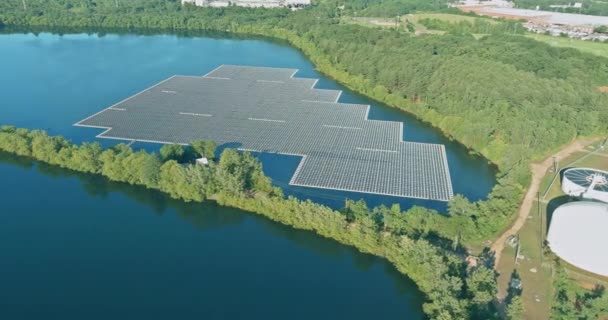 Vista aérea de la energía eléctrica alternativa renovable la plataforma de células de paneles solares flotantes en el hermoso lago — Vídeos de Stock