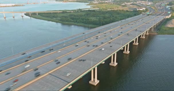 Αεροφωτογραφία της γέφυρας Alfred E. Driscoll πάνω από τον ποταμό Raritan στο New Jersey — Αρχείο Βίντεο