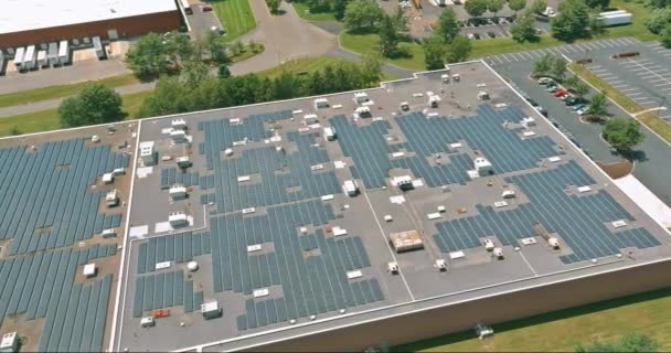 Panoramisch uitzicht op zonnepanelen op fabrieksdak absorberen zonlicht als energiebron om elektriciteit op te wekken die duurzame energie opwekt — Stockvideo