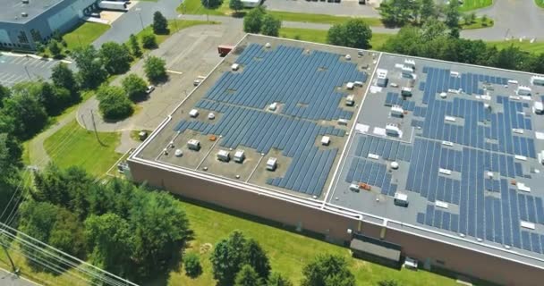 建筑仓库和工业区发电用太阳能电池板上的空中观景屋顶 — 图库视频影像