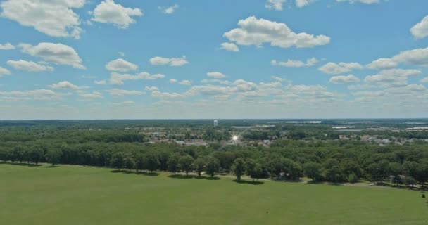 Panoramatický výhled na výškové střechy malé městečko domu obytných čtvrtí Monroe v blízkosti parku NJ US — Stock video