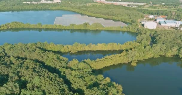 Panorama letecký pohled na plovoucí hospodářství solární panely systém buněčné plošiny parku na jezeře — Stock video