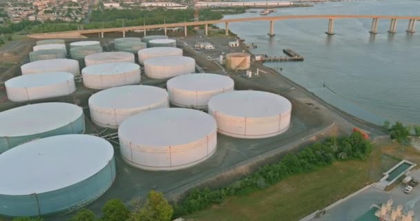 Olieraffinaderij van bovenaf op industriële zone van olietank industriële oliepijpleidingen en installatie de apparatuur — Stockvideo