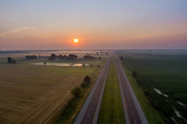 Pemandangan Panorama Saat Matahari Terbit Atas Padang Rumput Jalan Raya — Stok Foto