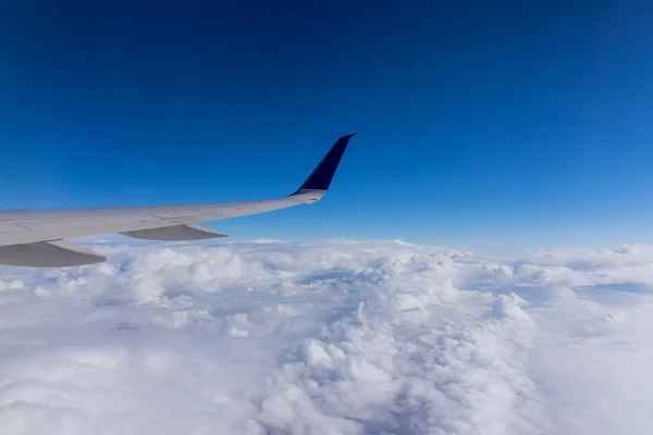雲の上を飛行する飛行機の高度での翼航空機 — ストック写真