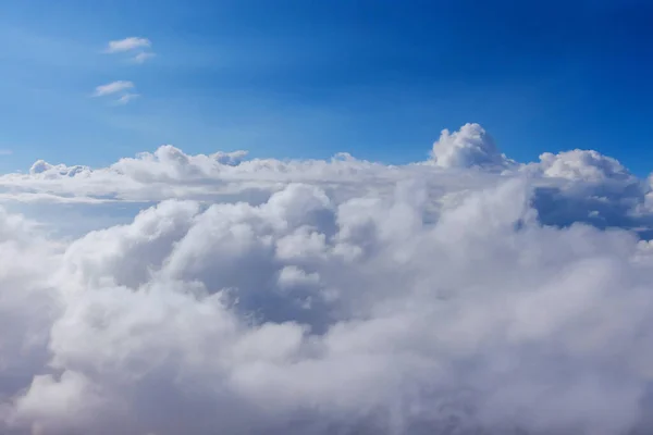 ふわふわの雲の中に青空が広がる昼光 — ストック写真