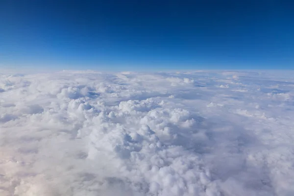 Mavi Gökyüzünde Kabarık Bulutlar Yazın Beyaz Bulutlar — Stok fotoğraf