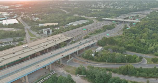 Ingresso per la città di Woodbridge durante il tramonto sull'autostrada ad alta velocità, con la strada del traffico, il ponte Alfred E. Driscoll attraverso il fiume Raritan. Vista aerea dall'alto — Video Stock