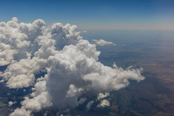 アリゾナ州飛行機からの山の中のふわふわの雲の概要米国 — ストック写真