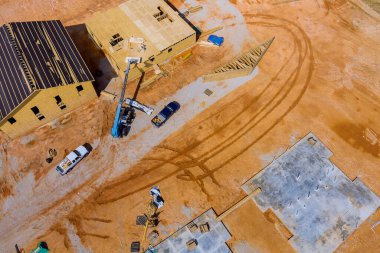 Yeni konut inşaatı için ahşap çerçeve geliştirme aşamasındaki ev