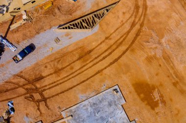 İnşaat inşaatı. Gelecekteki ev için zemin kazılmış ve çimento ile doldurulmuş siperler..