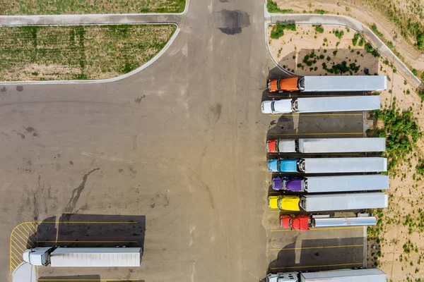 Letecký Pohled Parkoviště Nákladními Automobily Přepravu Nákladních Vozidel Odpočívadel Přívěsy — Stock fotografie