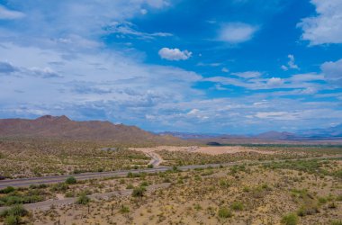Yüksek hızlı otoyolda Arizona dağlarının havadan görünüşü