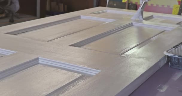 Vállalkozó mester folyamatok festés fából készült ajtók segítségével ecset — Stock videók