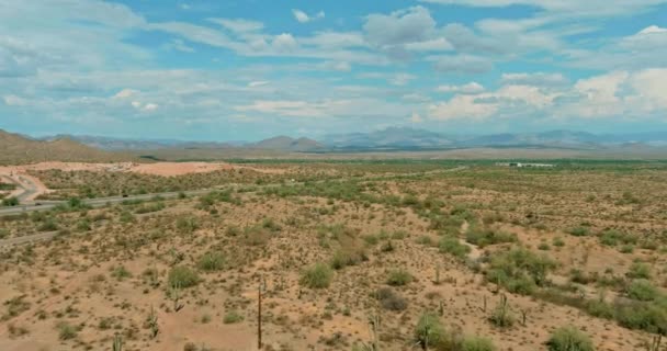 Vista aérea de las montañas de Arizona en carretera de alta velocidad — Vídeos de Stock