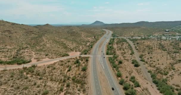 Uma viagem em alta velocidade através do deserto do Arizona para as montanhas distantes — Vídeo de Stock