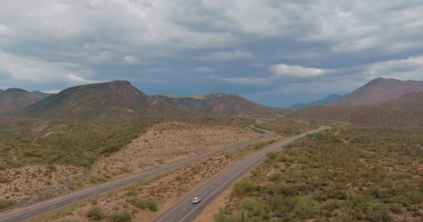山の中で長い砂漠の高速道路のパノラマビューアリゾナ通りの道路 — ストック動画
