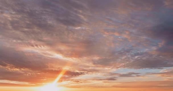 Krásné zapadající nebe nad mraky s dramatickým světlem — Stock video