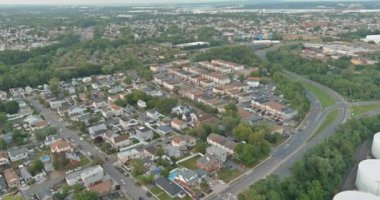 Woodbridge 'in güzel şehir manzarasındaki Amerikan yerleşim alanlarının hava manzarası New Jersey