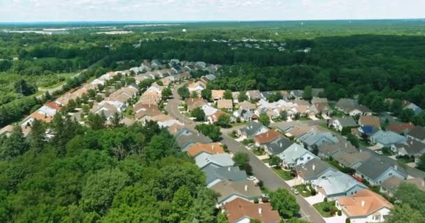 Вид с воздуха на жилые кварталы в красивом городке Монро городской пейзаж Нью-Джерси — стоковое видео