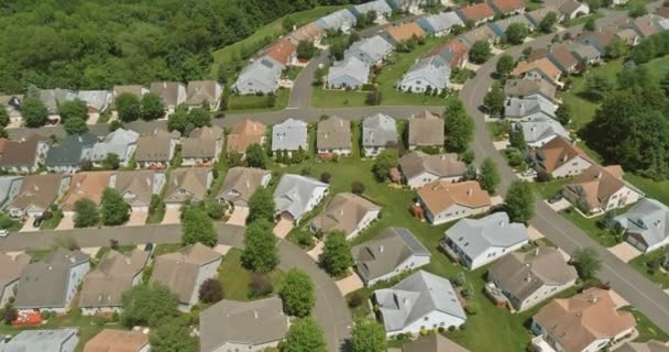 Vista aérea americana panorámica de una pequeña ciudad Monroe del distrito residencial en desarrollo suburbano con un paisaje el New Jersey — Vídeos de Stock