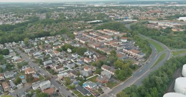 Widok z lotu ptaka na amerykańskie osiedla mieszkaniowe w pięknym Woodbridge miasta krajobraz miejski New Jersey — Wideo stockowe