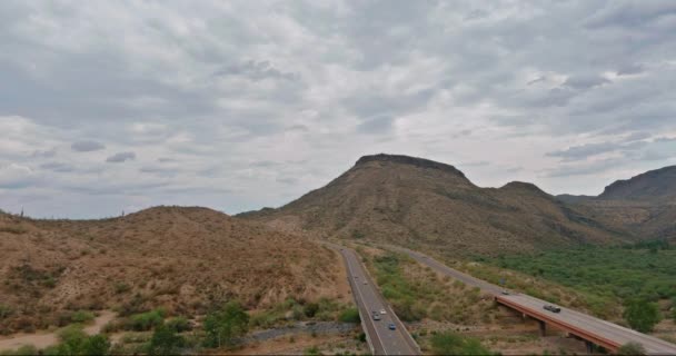 Aerial view highway across the arid desert Arizona mountains adventure traveling desert road — Stock Video