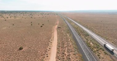 San Jon New Mexico yakınlarındaki çöl arazisinden geçen uzun yolun havadan görüntüsü.