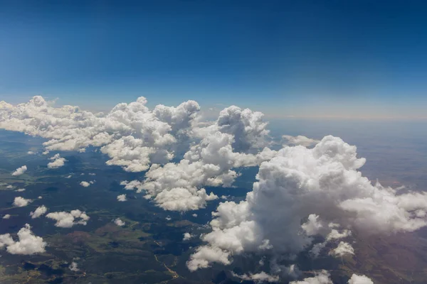 Blick Aus Dem Flugzeug Beim Überflug Von Flauschigen Wolken Den — Stockfoto