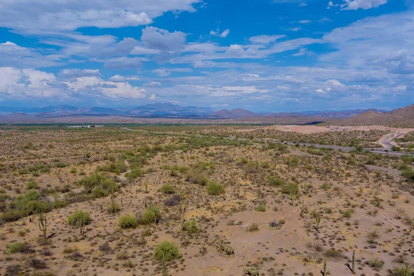 Vista Aérea Del Paisaje Remoto Carretera Del Desierto Las Montañas —  Fotos de Stock