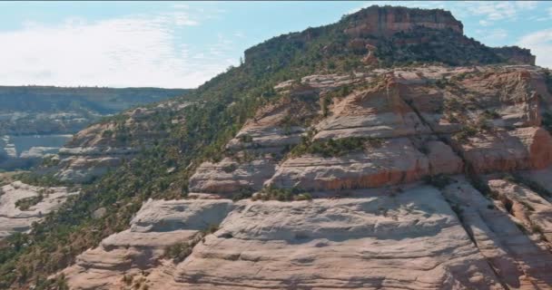 Parque Nacional Zion Utah Soleado una mesa de roca roja revelando una montaña en la distancia. — Vídeo de stock