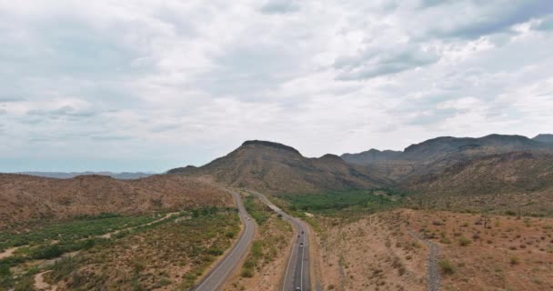 Malebná silnice v Arizoně hory červené kamenné útesy a modrá obloha — Stock video