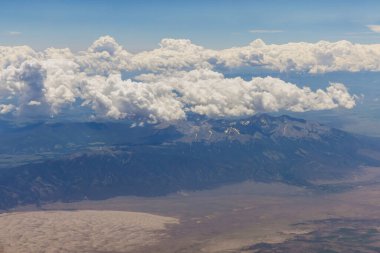 Arizona Dağı 'nın manzaralı manzarasında kabarık bulutların düzlemine ABD' deki sıradağlarla göz atın.