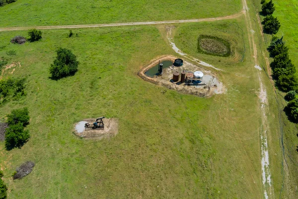 美国俄克拉荷马州草坪上油井泵孔工作泵孔的空中观测 — 图库照片