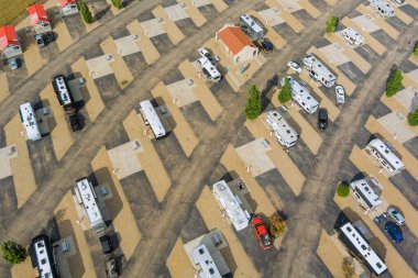 Panoramik manzaralı karavan parkı, dinlenme araçlarıyla karavan parkına seyahat eden tatil köyü.