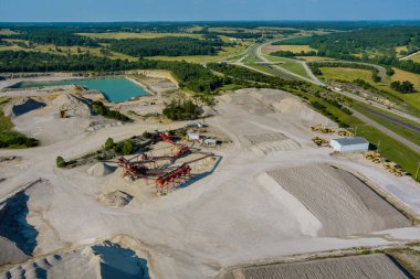 Açık taş ocaklarının hava manzarası. Makinelerin çalışması ile madencilik, maden çıkarma.