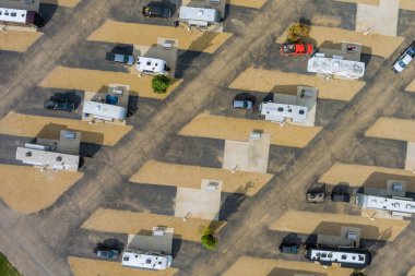 Kamp parkının karavan karavanlı karavan parkının hava görüntüsü.