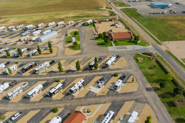 Panoramik manzara seyahat karavanı kamp alanında kamp yapıyor.