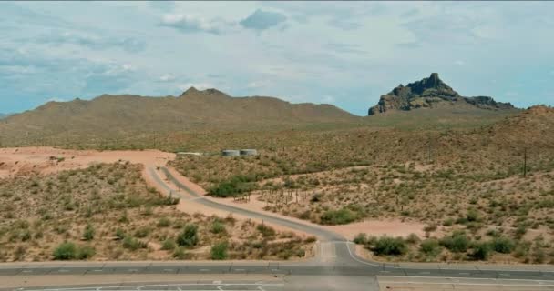 Vista aérea da paisagem remota da estrada do deserto nas montanhas do norte Arizona, EUA — Vídeo de Stock