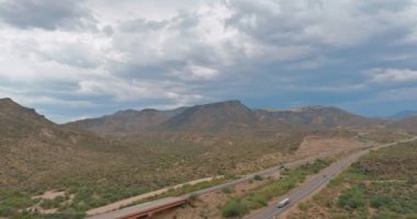 Arizona, ABD 'nin kuzeyindeki uzak çöl otobanı manzarası.