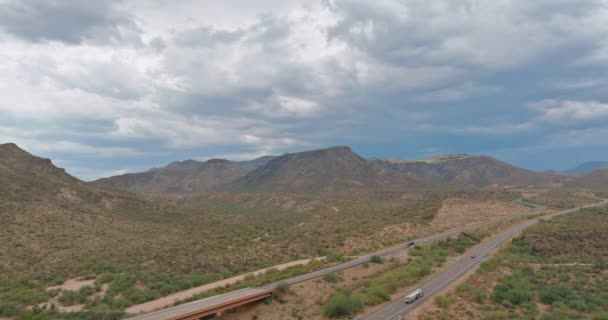 北の山の中のリモート砂漠の高速道路の風景の空中ビューアリゾナ州,アメリカ — ストック動画