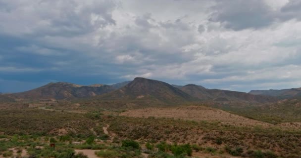 アリゾナ州の美しい道路は赤い石の崖と青空 — ストック動画