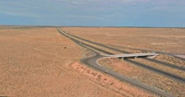 Arizona caddesindeki dağlardaki uzun çöl otoyolunun manzarası.