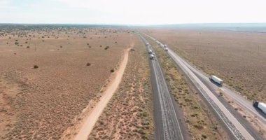 Yüksek hızlı otoyoldaki Arizona dağlarının havadan görünüşü