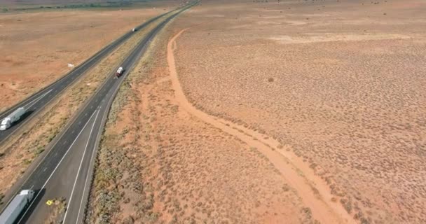 Vista aérea sobre ruta 66 carretera del desierto en Nuevo México — Vídeos de Stock